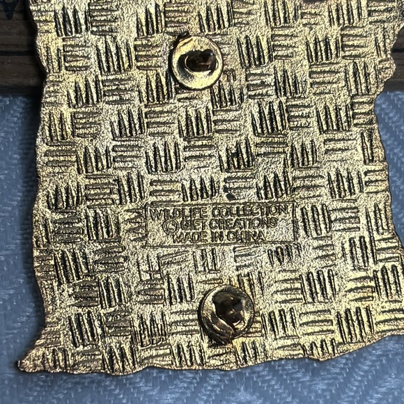 Wildlife collection lapel hat pin - Picture 7 of 7